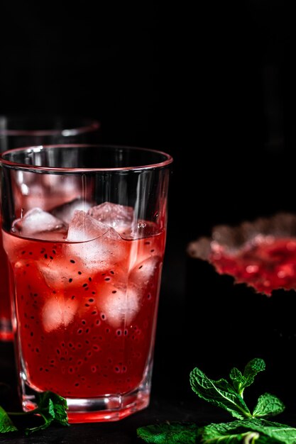 Tonico alla fragola e rosmarino Foto scura e lunatica