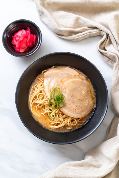 tonkotsu ramen noodles con carne di maiale chaashu