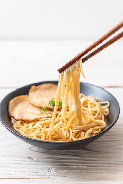 tonkotsu ramen noodles con carne di maiale chaashu