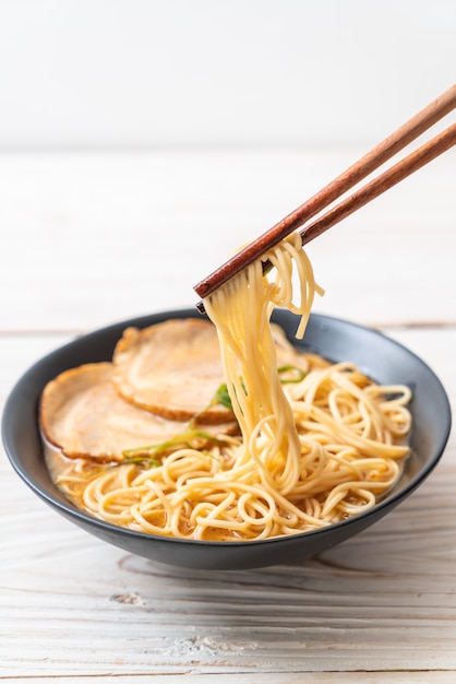 tonkotsu ramen noodles con carne di maiale chaashu