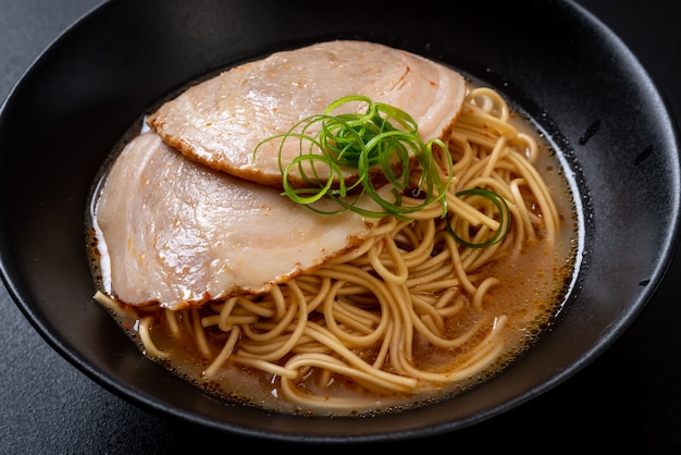 tonkotsu ramen noodles con carne di maiale chaashu