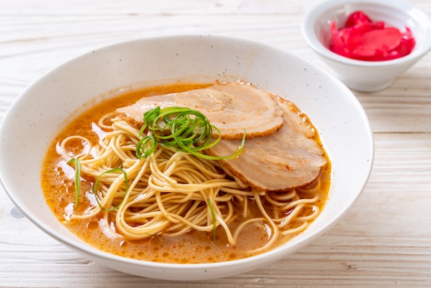 tonkotsu ramen noodles con carne di maiale chaashu