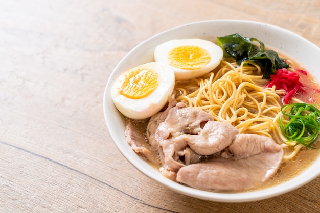 tonkotsu ramen noodles con carne di maiale e uovo