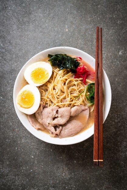 tonkotsu ramen noodles con carne di maiale e uovo