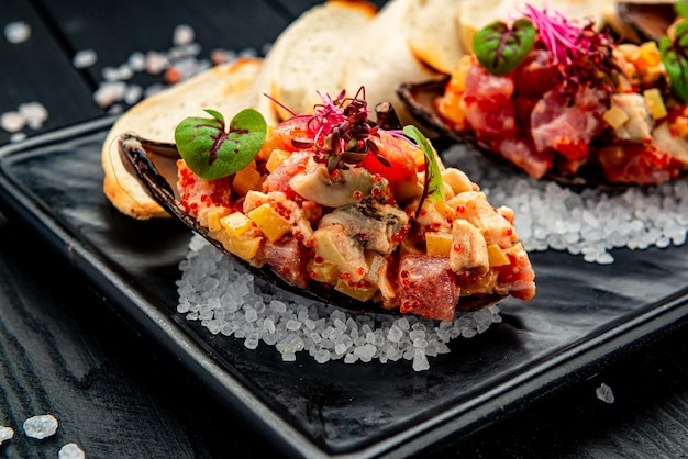 Tonno ceviches cozze e caviale su gusci di cozze