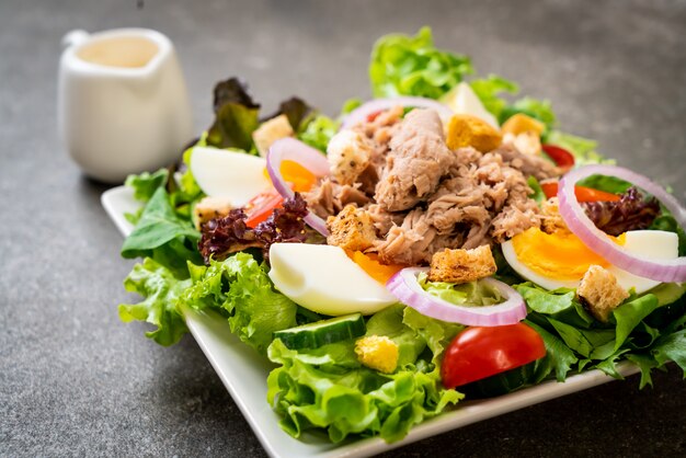 Tonno con insalata di verdure e uova