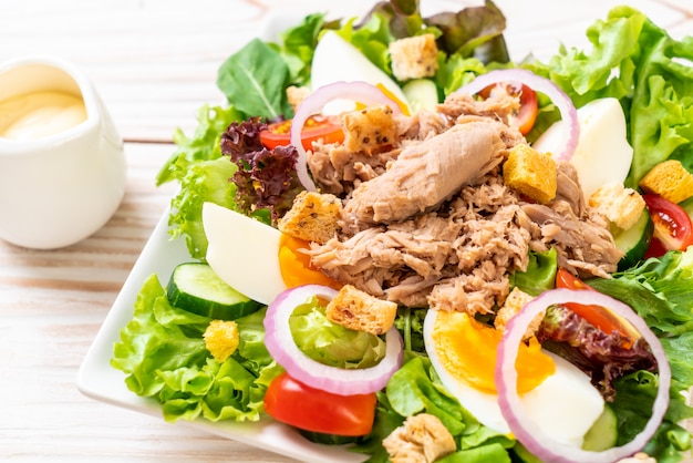 Tonno con insalata di verdure e uova