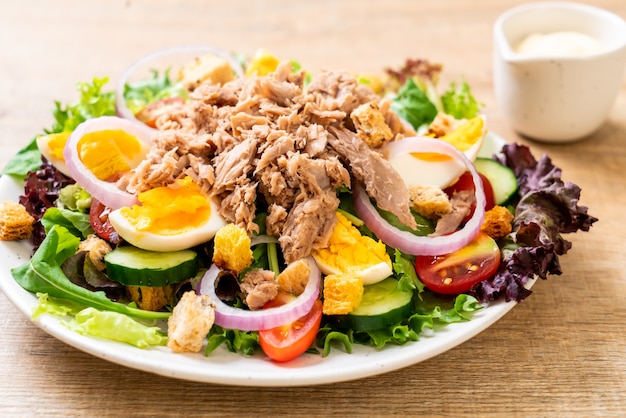 Tonno con insalata di verdure e uova