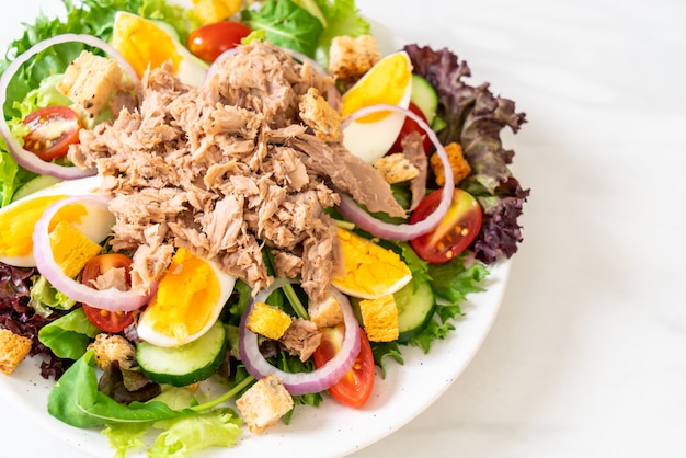 Tonno con insalata di verdure e uova