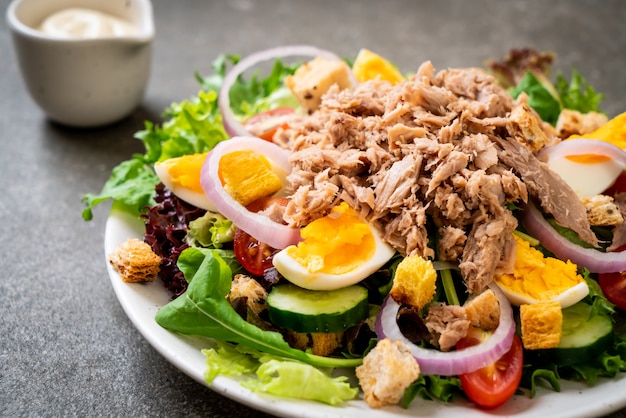 Tonno con insalata di verdure e uova