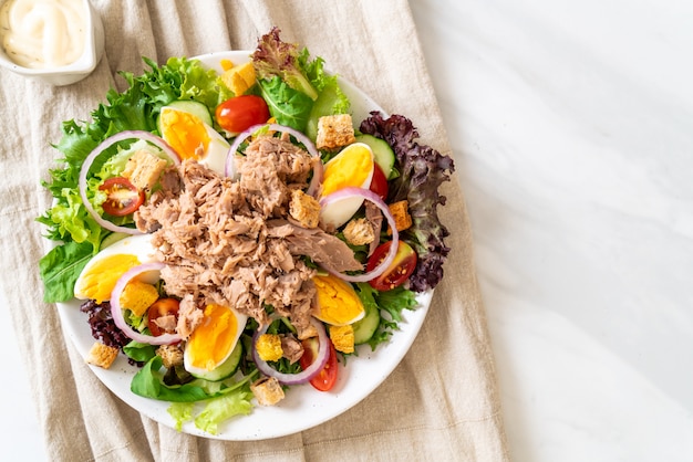 Tonno con insalata di verdure e uova