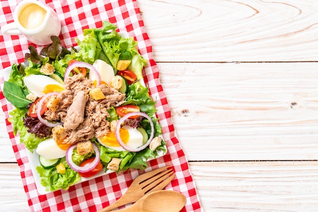 Tonno con insalata di verdure e uova