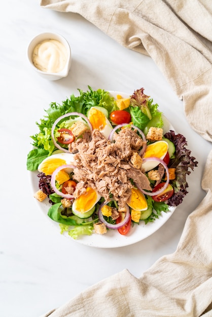 Tonno con insalata di verdure e uova