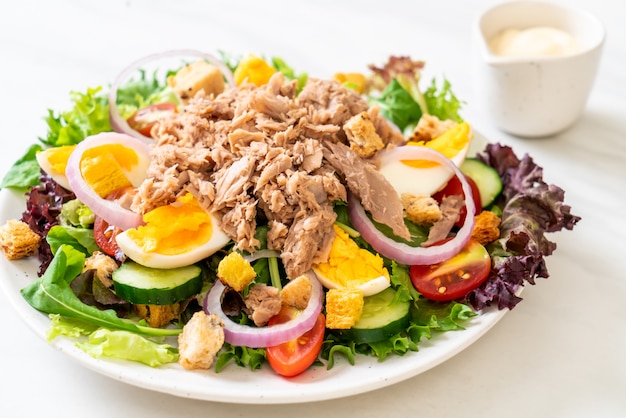 Tonno con insalata di verdure e uova