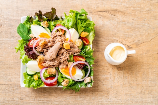 Tonno con insalata di verdure e uova