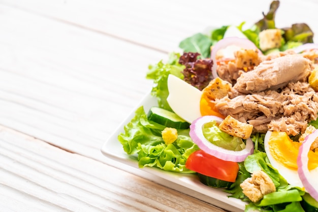 Tonno con insalata di verdure e uova