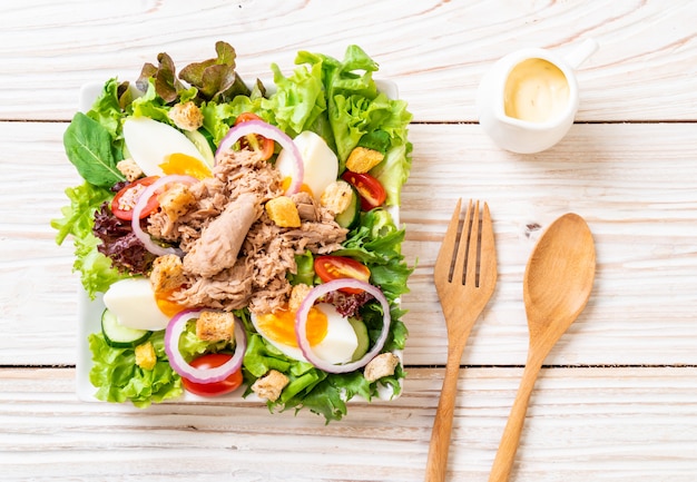 Tonno con insalata di verdure e uova