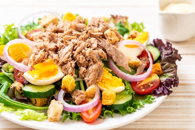 Tonno con insalata di verdure e uova