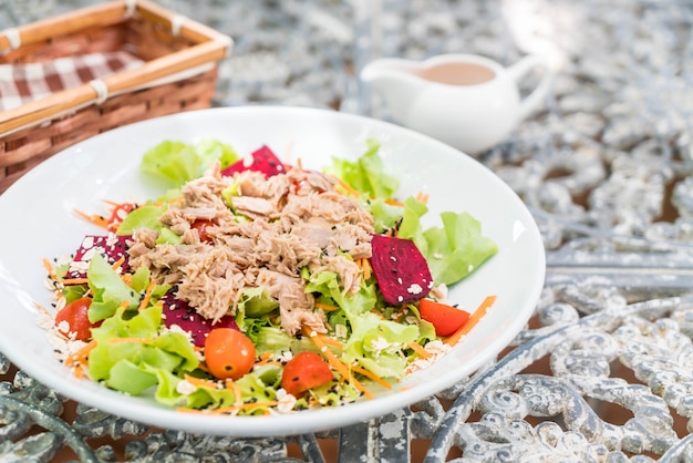 tonno con insalata di verdure, salsa di sesamo e piccante