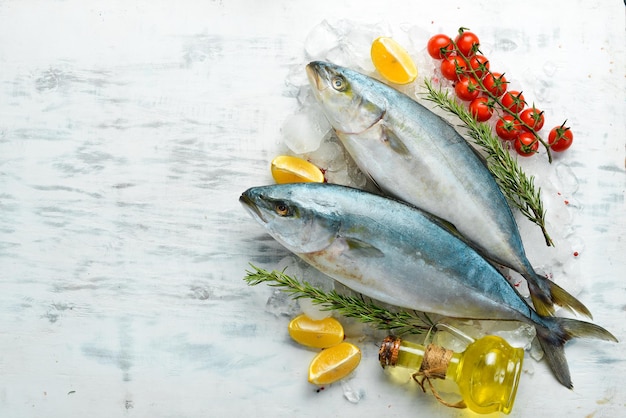 Tonno crudo con spezie ed erbe aromatiche Cucinare frutti di mare su uno sfondo bianco da cucina Vista dall'alto