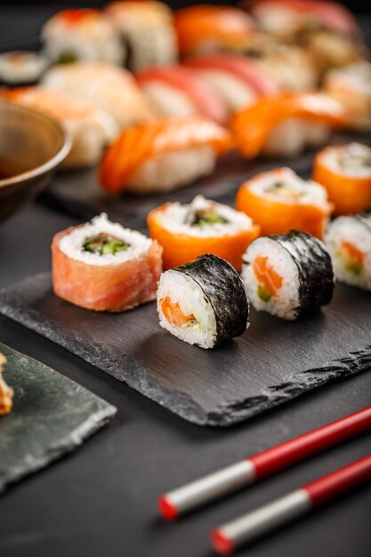 Tonno e salmone sushi set con caviale