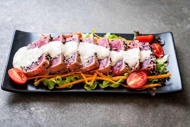 tonno fresco crudo con insalata di verdure e salsa