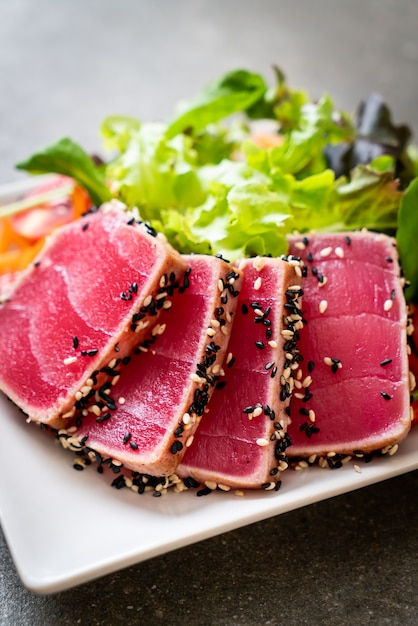 tonno fresco crudo con insalata di verdure