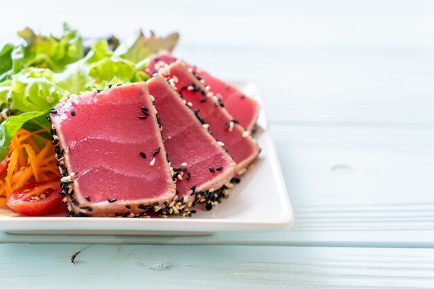 tonno fresco crudo con insalata di verdure