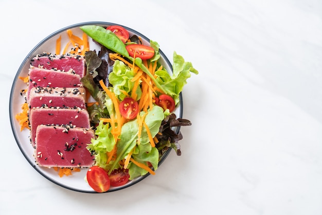 tonno fresco crudo con insalata di verdure