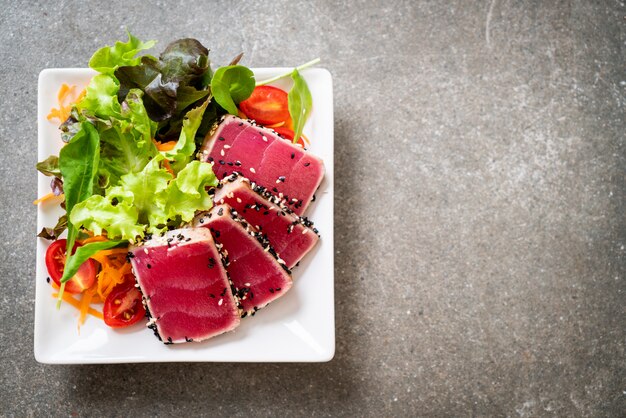 tonno fresco crudo con insalata di verdure