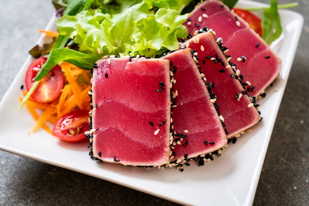 tonno fresco crudo con insalata di verdure