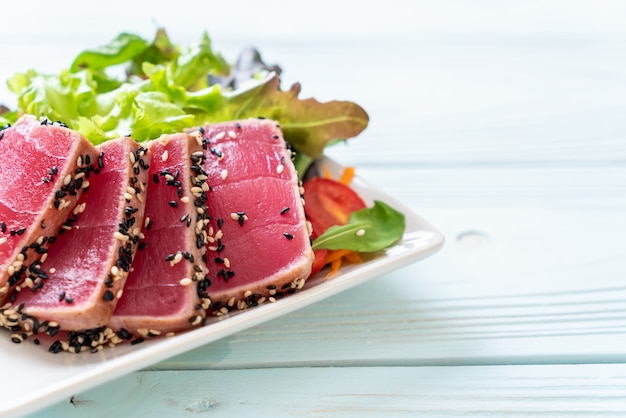 tonno fresco crudo con insalata di verdure