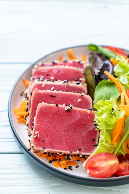 tonno fresco crudo con insalata di verdure