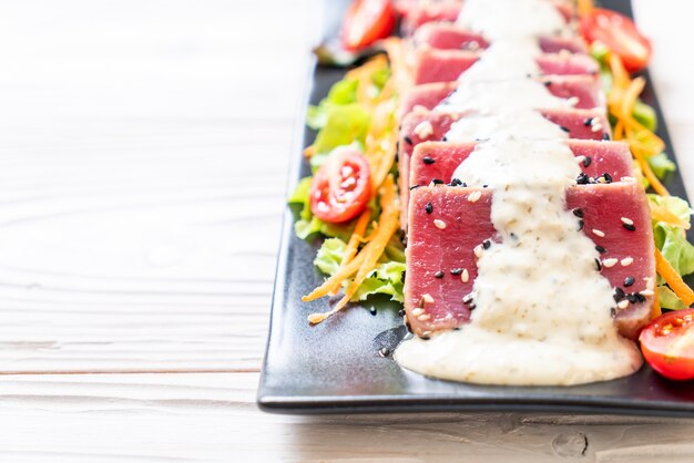 tonno fresco crudo con insalata e salsa di verdure