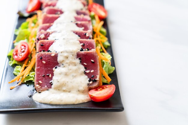 tonno fresco crudo con insalata e salsa di verdure