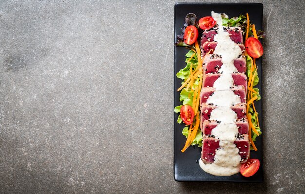 tonno fresco crudo con insalata e salsa di verdure