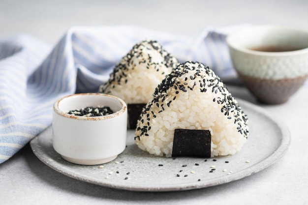 Tonno giapponese mayo onigiri cibo tradizionale giapponese fuoco selettivo