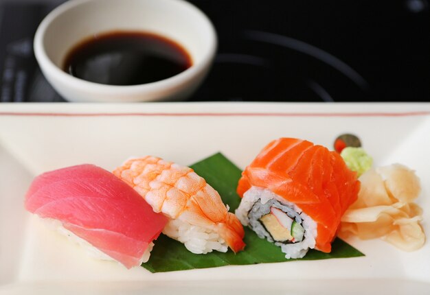 tonno sushi, gamberetti sushi, salmone sushi, cibo giapponese