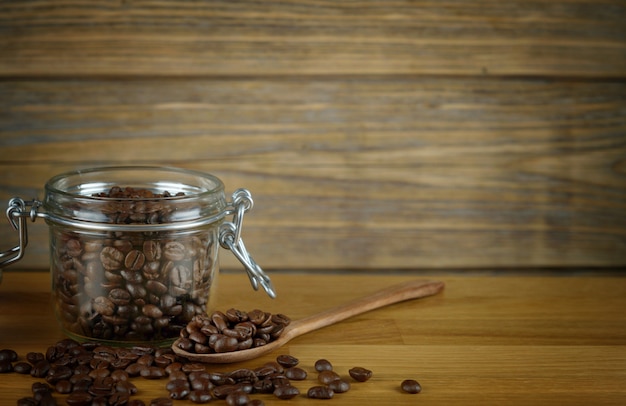 Tono d&#39;annata dei chicchi di caffè su fondo di legno