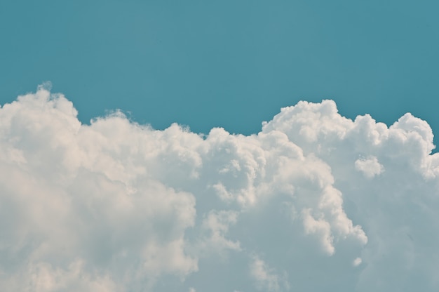 Tono realistico delle nuvole del cielo blu realistico
