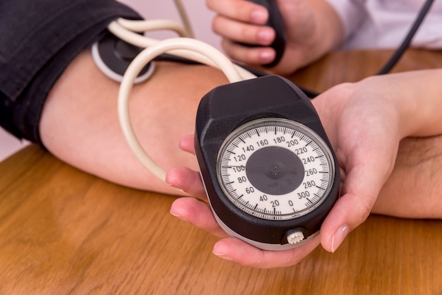 Tonometro per misurare la pressione sanguigna e le mani femminili female