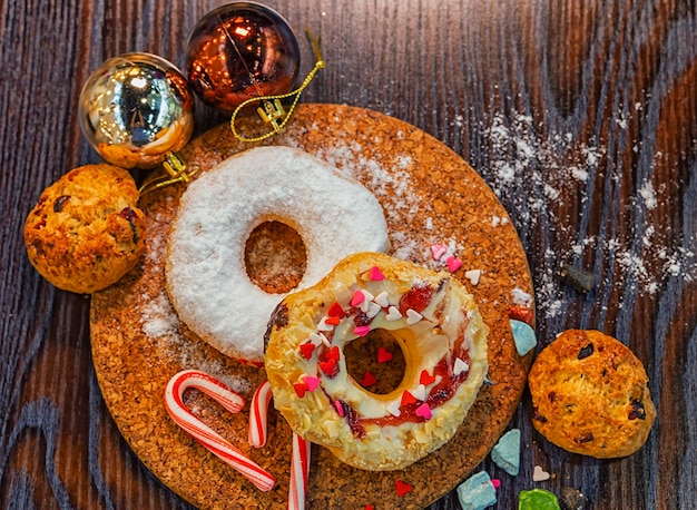 Top angolo tiro di ciambelle e scone su un piatto decorato e tavolo