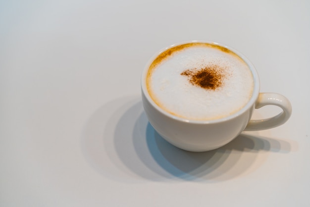Top Cappuccino in tazza bianca sul tavolo bianco
