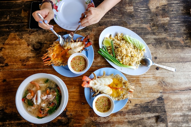 Top di gamberetti, riso fritto e zuppa sul tavolo di legno