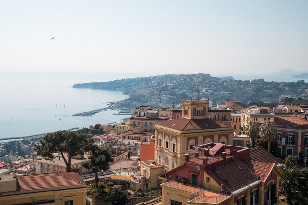 Top vista panoramica del centro storico di Napoli e del Golfo di Napoli Italia
