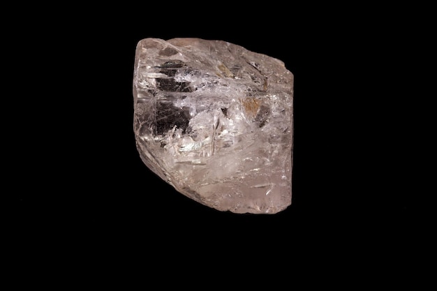 Topazio in pietra minerale macro su sfondo nero