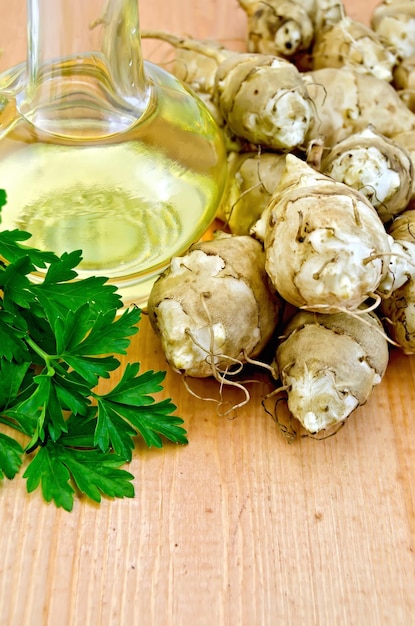 Topinambur con caraffa d'olio a bordo