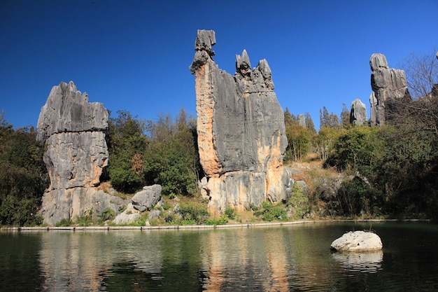 Topografia carsica della foresta di pietra dello Yunnan