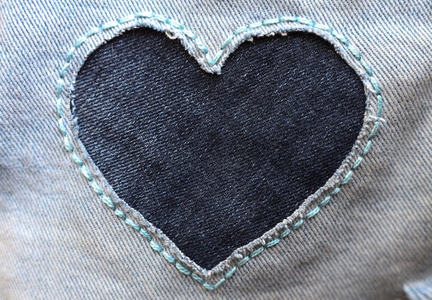 toppa a forma di cuore sui jeans