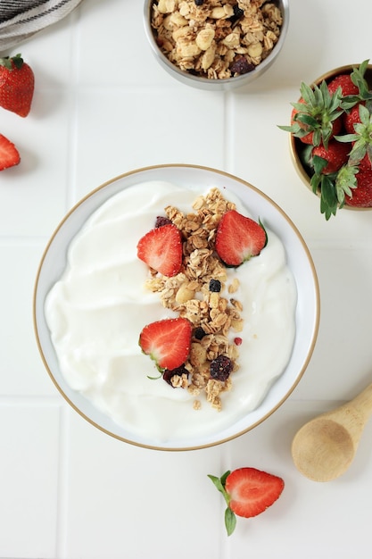 Topping allo yogurt greco con fragole e muesli